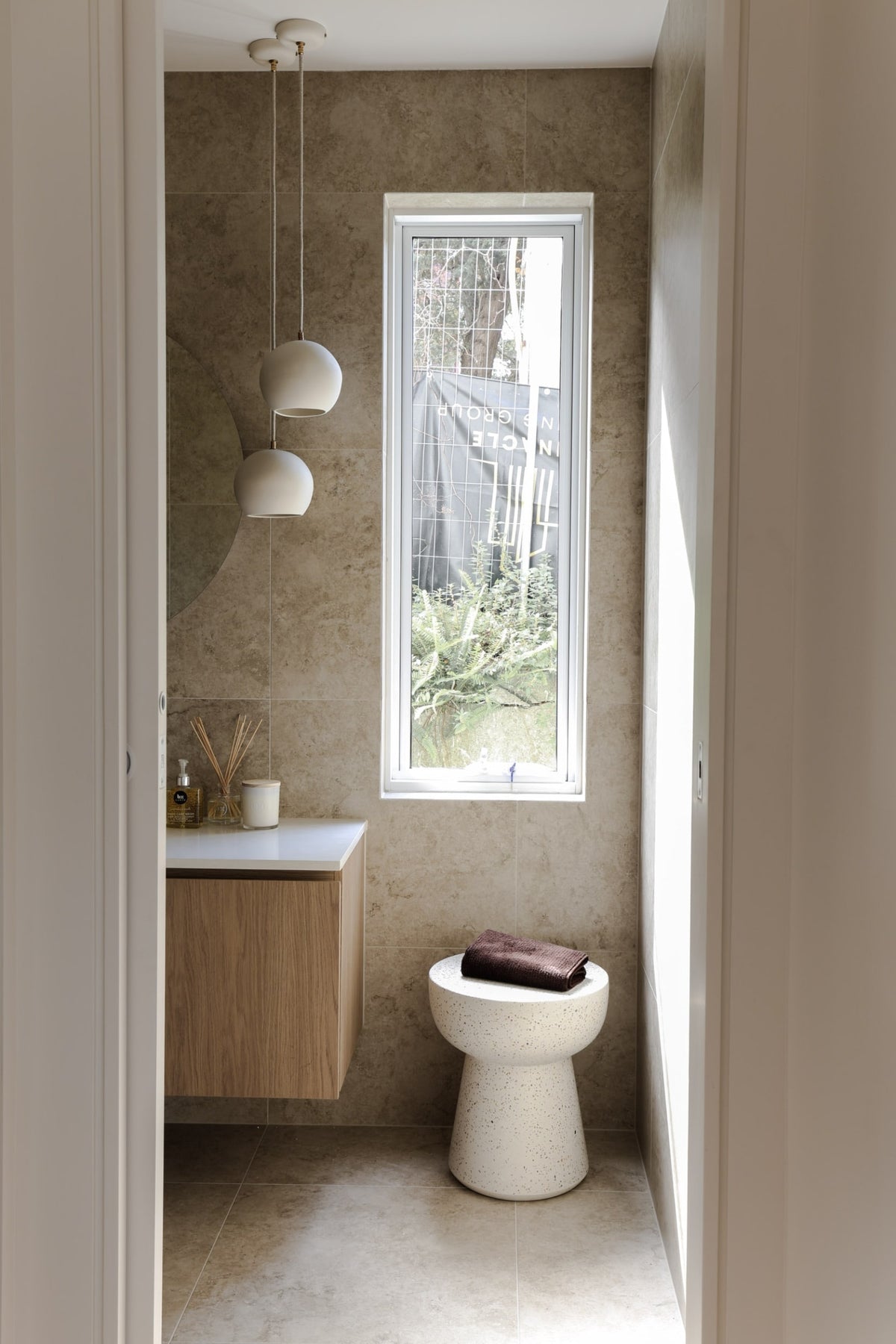 Inside The Sunset Place – A Modern Retreat of Texture and Tranquillity