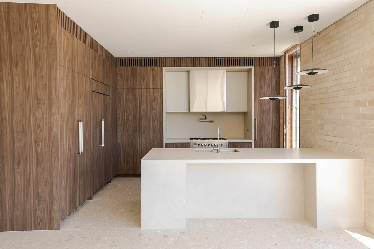 The Earlwood Project: A Modern Mid-Century Home Defined by Architecture, Light, and Materialit