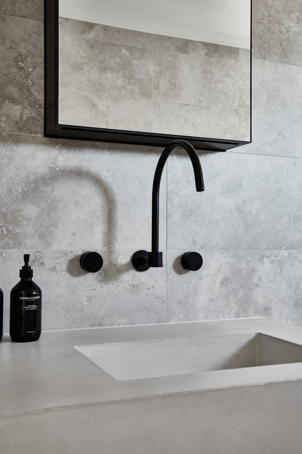 Circular Wall Taps in Matte Black | Meir