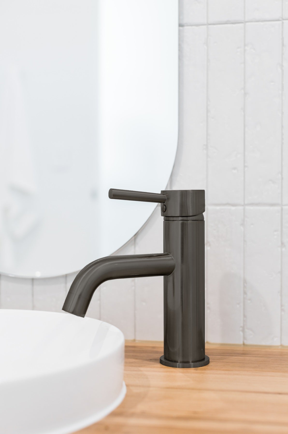 Round Basin Mixer Curved in Shadow | Meir
