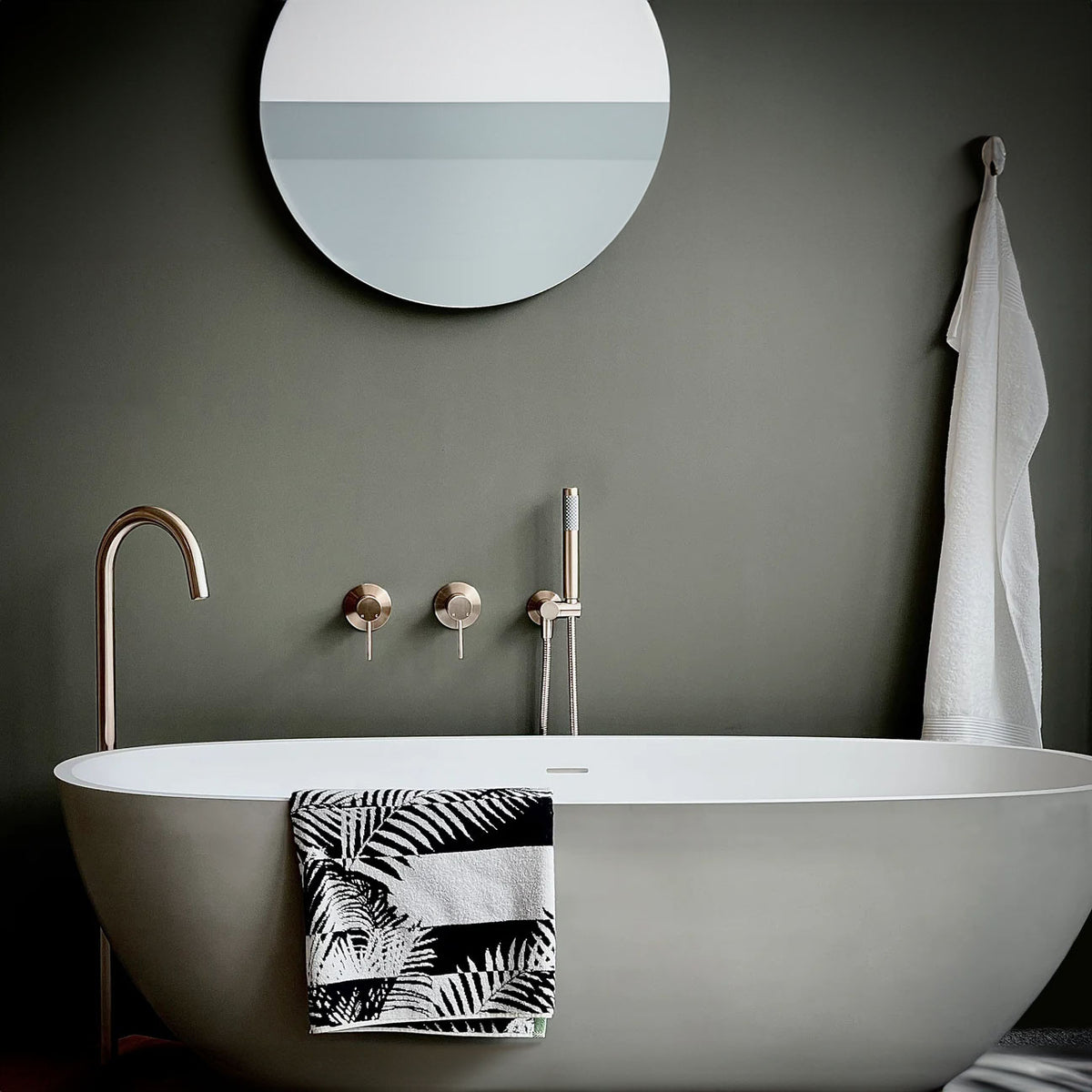 Round Hand Shower on Fixed Bracket | Meir