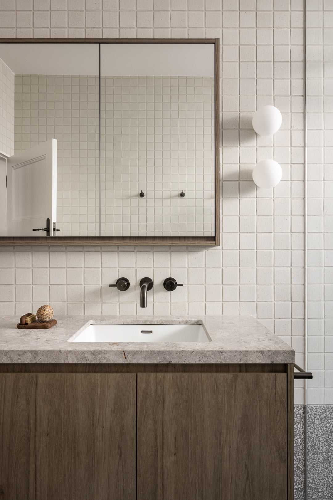 Round Quarter Turn Wall Top Assemblies in Shadow | Meir