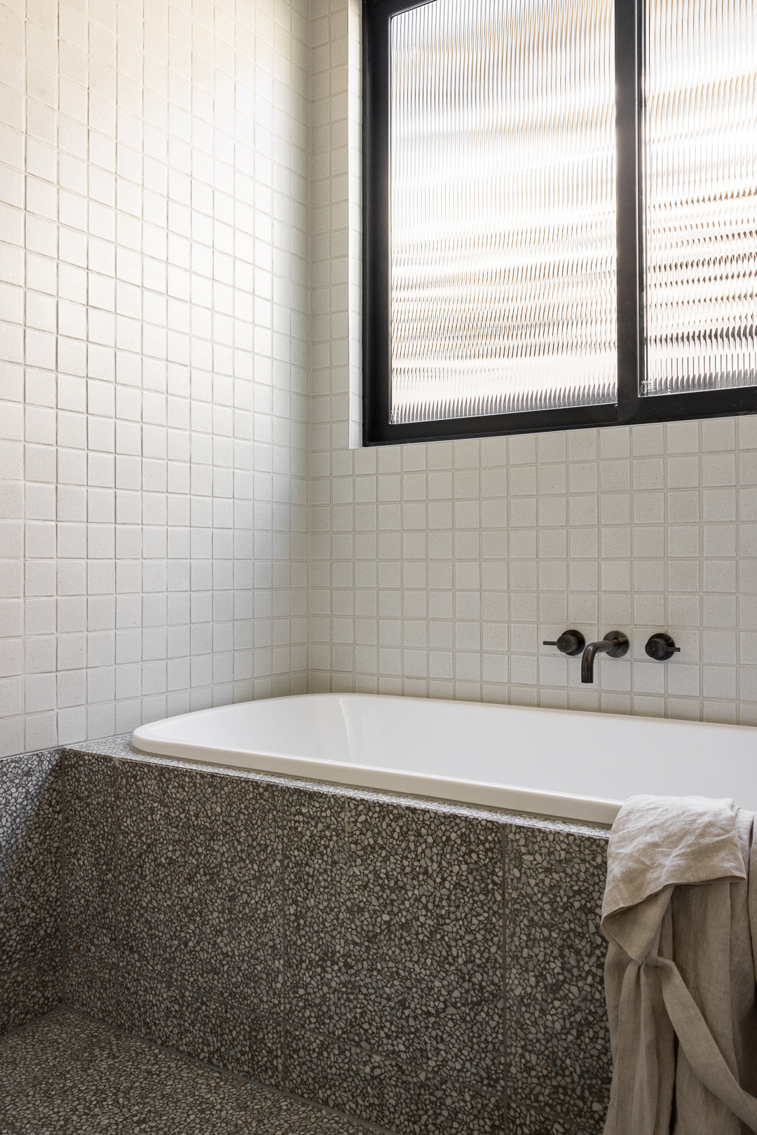 Round Quarter Turn Wall Top Assemblies in Shadow | Meir