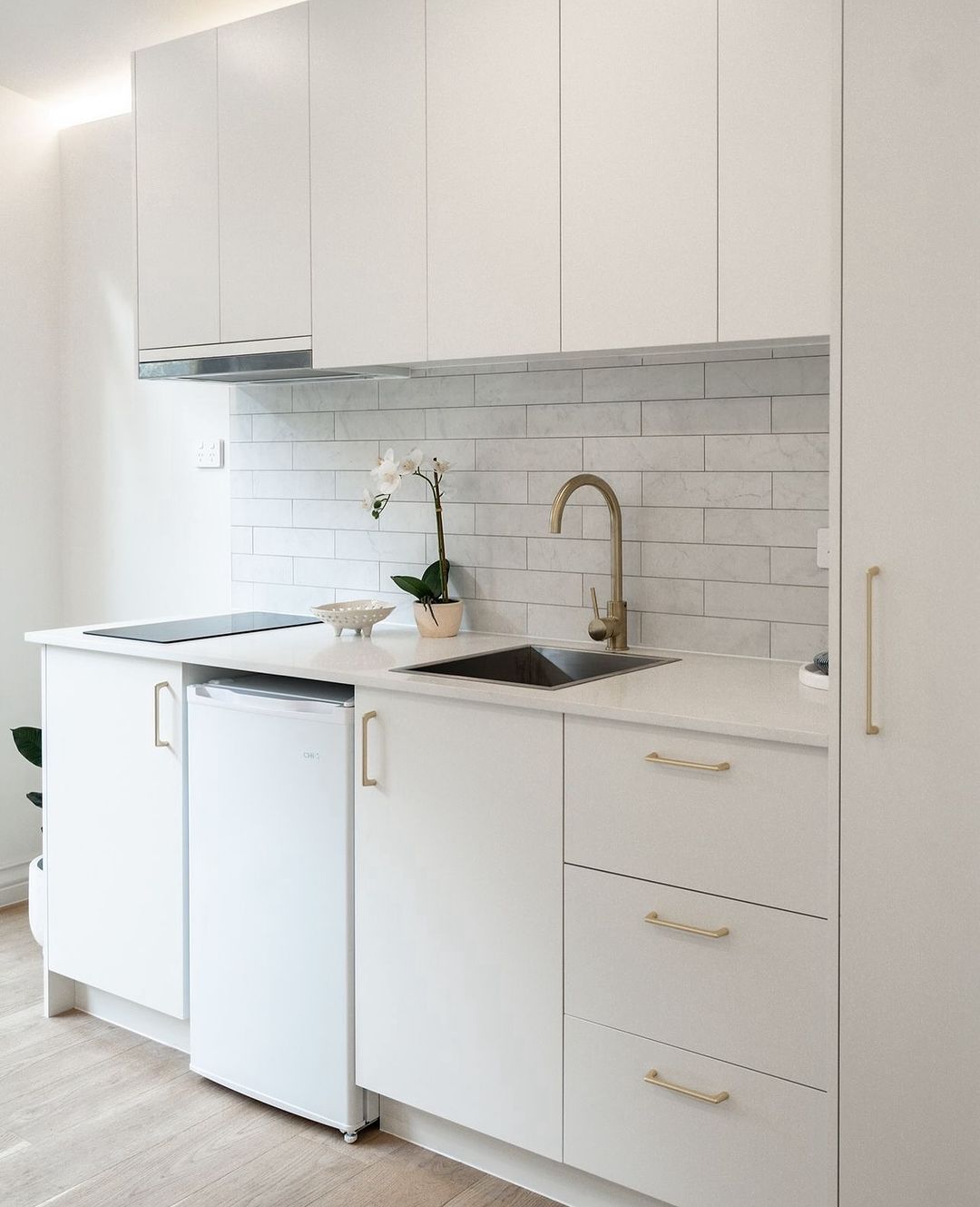 Bianco Carrara Marble Look Subway Tile in White, Matt finish