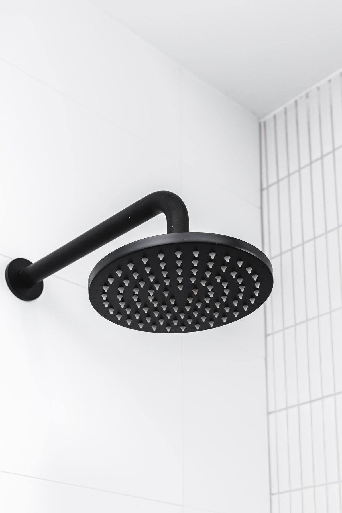 Round Wall Shower Curved Arm 400mm in Matte Black | Meir