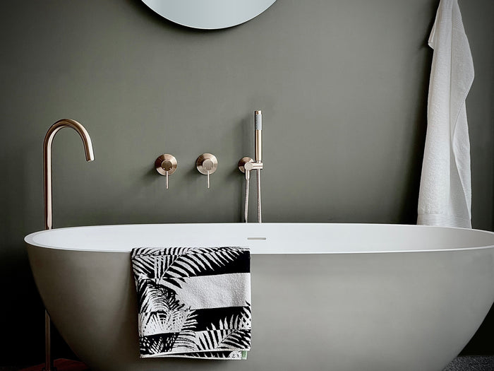 Round Shower on Swivel Bracket in Champagne | Meir #Colour_Champagne