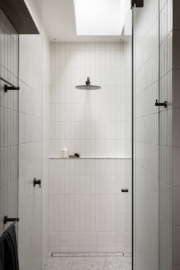 Round Wall Shower Curved Arm 400mm in Shadow | Meir #Colour_Shadow